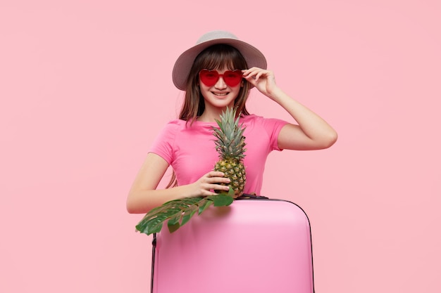 portrait femme avec valise