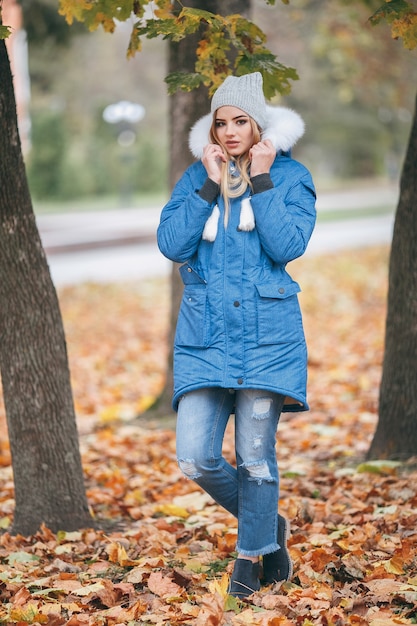 portrait femme avec une veste dans le parc