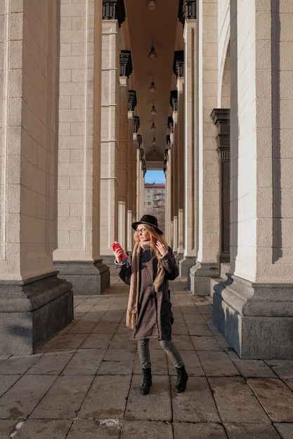 Portrait d'une femme en vêtements d'automne. Tendance hiver et automne.