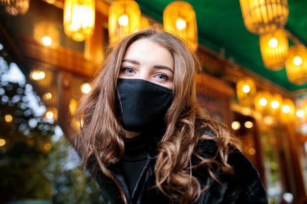 Photo portrait d'une femme en vêtements éclairés pendant l'hiver la nuit