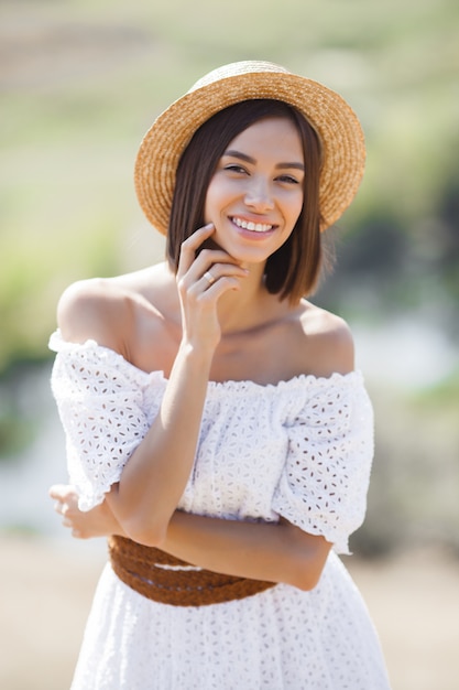 Portrait d'une femme vêtue d'une robe blanche