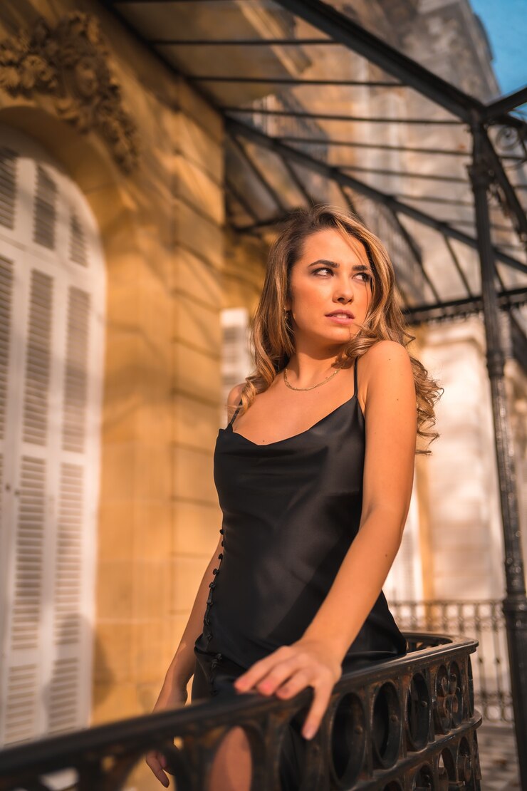 portrait femme vêtue d'une robe noire