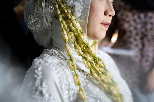 Portrait d'une femme vêtue de vêtements chauds