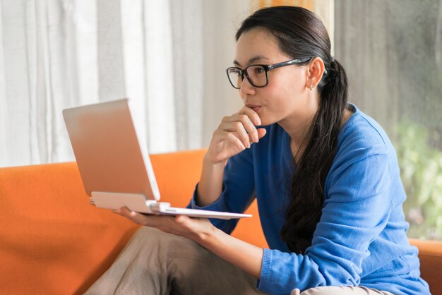 Portrait de femme vidéoconférence pour le travail à domicile