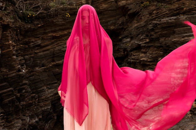 Portrait de femme avec le visage couvert de voile à la plage