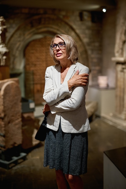 Portrait d'une femme visitant un musée ou une galerie d'art