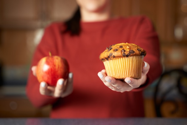 Photo portrait de femme vous offrant entre la malbouffe et les aliments biologiques sains naturels