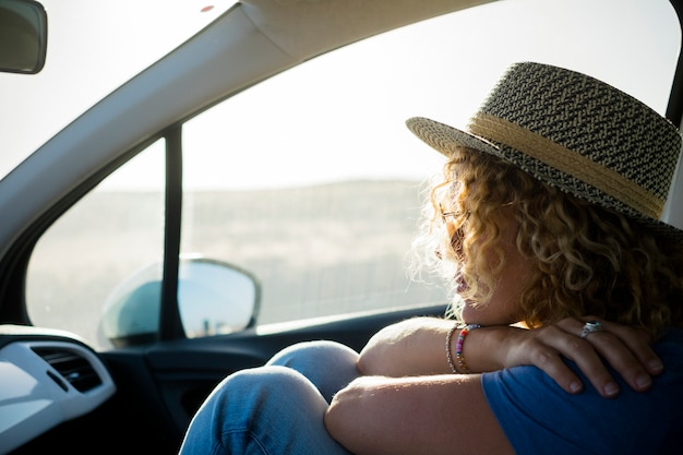 Portrait de femme voyageant à l'intérieur d'une voiture et pensant