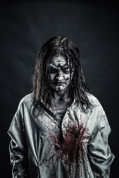 Photo portrait de la femme zombie d'horreur au visage ensanglanté