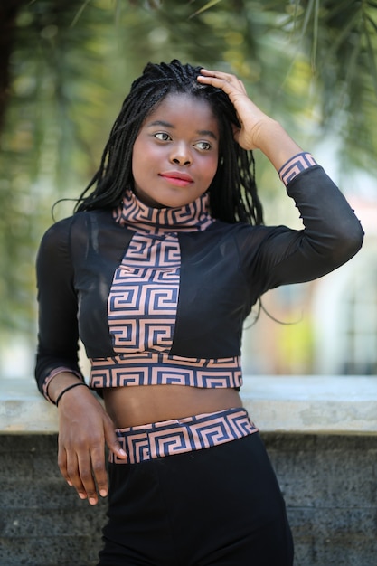 Photo portrait de femmes afro-américaines posant à l'extérieur.