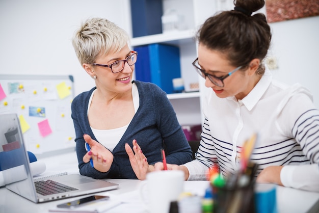 Portrait de femmes d'âge moyen professionnelles travaillant ensemble sur des projets au bureau.