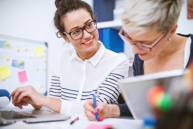 Portrait De Femmes D'âge Moyen Professionnelles Travaillant Ensemble Sur Des Projets Au Bureau.