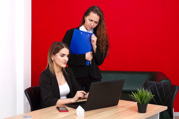 Portrait de femmes agents immobiliers au bureau.