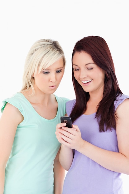 Portrait de femmes charmantes avec un téléphone portable