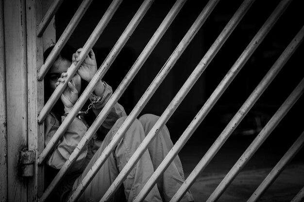 Portrait de femmes désespérées d'attraper la prison de ferconcept de prisonnierThaïlandaisEspoir d'être libreSi la violation de la loi serait arrêtée et emprisonnée