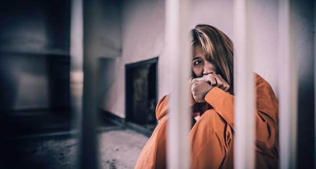 Photo portrait de femmes désespérées pour attraper le concept de prisonnier de fer le peuple thaïlandais espère être libre si le violateur de la loi serait arrêté et emprisonné