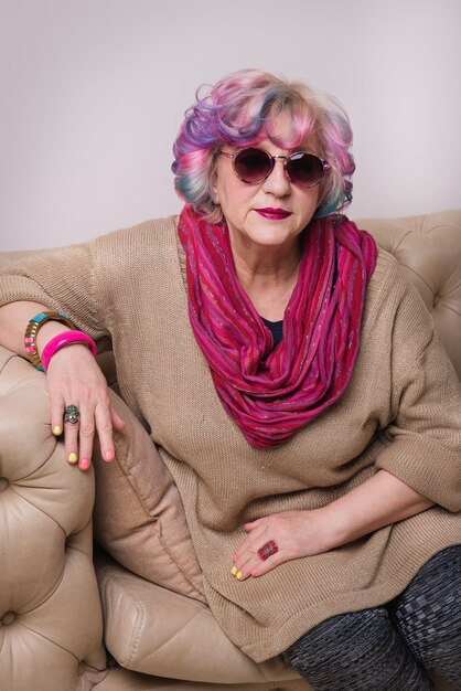 Portrait de femmes élégantes senior en écharpe à la maison sur le canapé