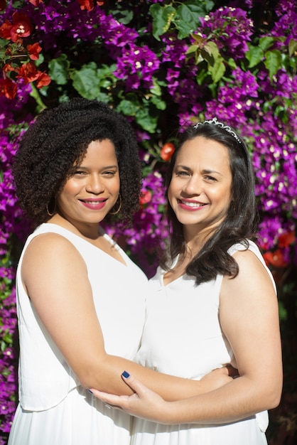 Portrait de femmes mariées joyeuses