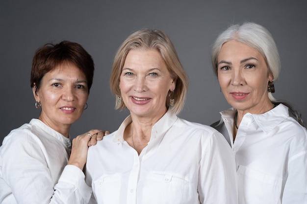 Photo portrait de femmes matures en chemises blanches