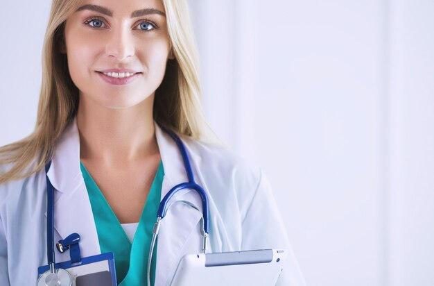 Portrait de femmes médecins confiantes debout avec les bras croisés au cabinet médical