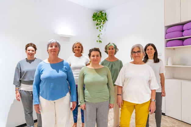 Portrait de femmes mûres qui fréquentent un cours de qi gong