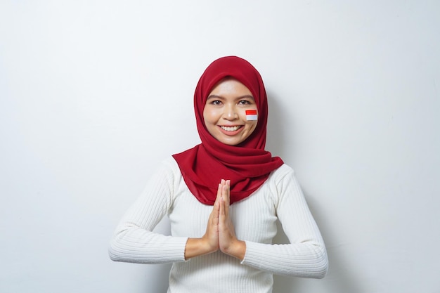 Portrait de femmes musulmanes asiatiques célèbrent le jour de l'indépendance indonésienne isolé sur fond blanc