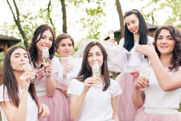 Photo portrait de femmes souriantes debout face aux gens