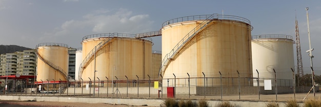 Portrait de la ferme de réservoirs de grands réservoirs industriels blancs pour l'usine d'exportation de pétrole brut d'essence et de pétrole