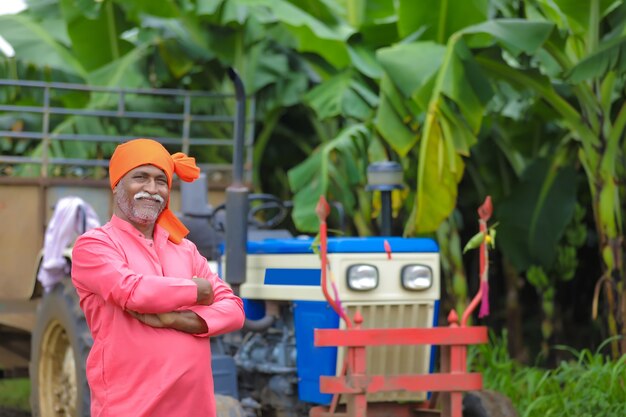 Portrait de fermier indien avec tracteur