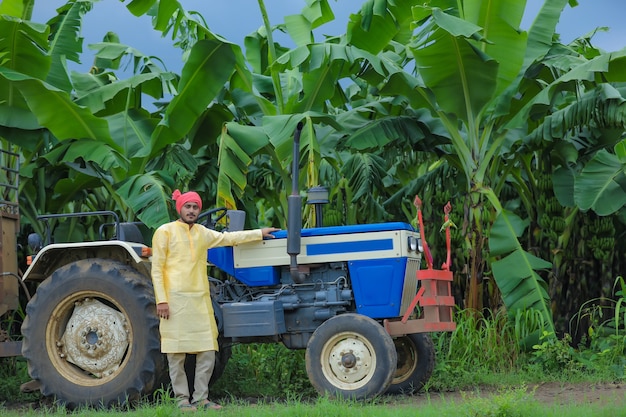 Portrait de fermier indien avec tracteur