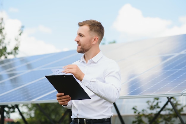 Le portrait d'un fier ingénieur sourit satisfait de son travail réussi Concept de technologie d'énergie renouvelable service d'électricité énergie verte