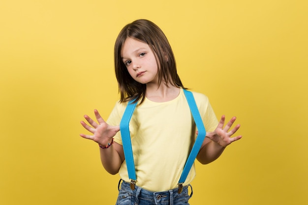 Portrait de fière petite fille portant des bretelles