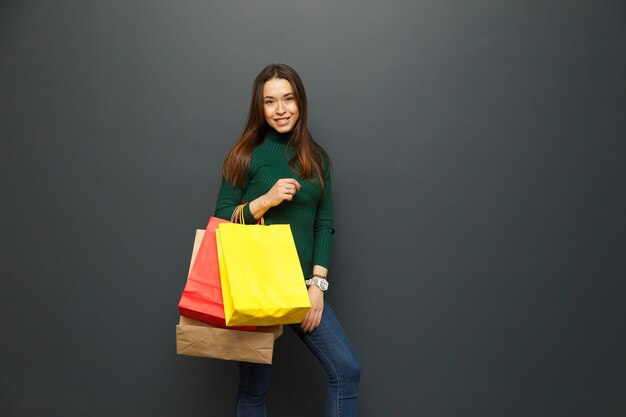 Portrait d'une fille accro du shopping avec shopping.