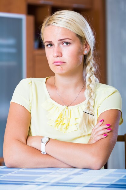 Portrait d&#39;une fille adulte s&#39;ennuie à la maison