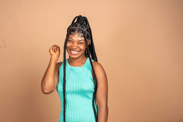 Photo portrait d'une fille africaine surprise qui ouvre la bouche d'étonnement