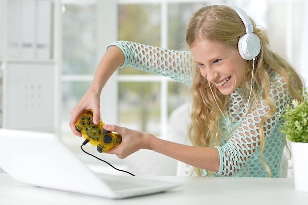 Portrait d'une fille à l'aide d'un ordinateur portable moderne