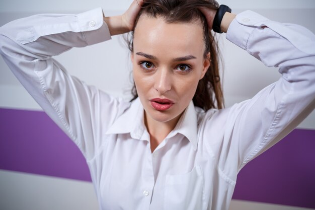 Portrait d'une fille d'apparence européenne avec différentes émotions sur son visage. Jolie jeune femme brune souriante