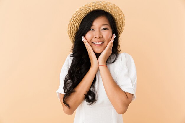 Portrait d'une fille asiatique heureuse en chapeau d'été