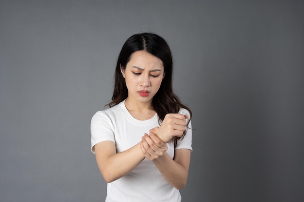 Portrait de fille asiatique, isolé sur fond gris