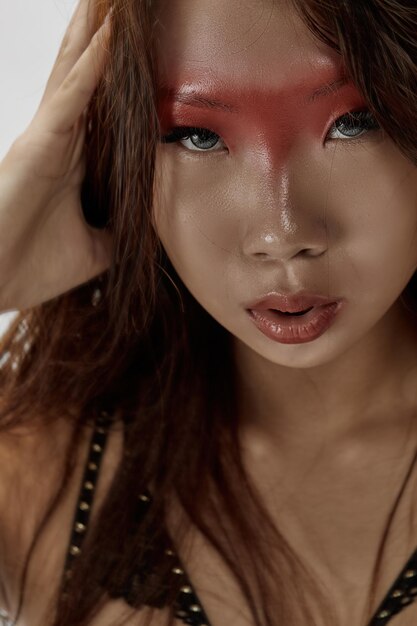 Portrait d'une fille asiatique avec maquillage créatif