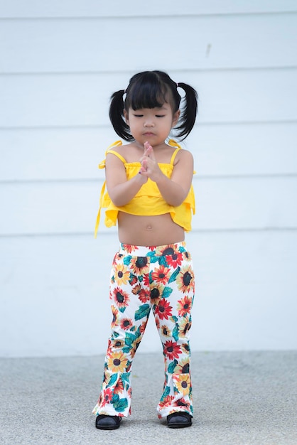 Portrait d'une fille asiatique pose pour prendre une photoThailand peopleFashion kids concept