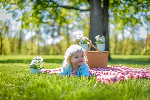 Portrait d'une fille assise sur l'herbe