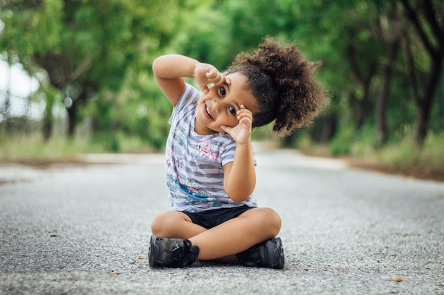 Portrait d'une fille assise sur la route