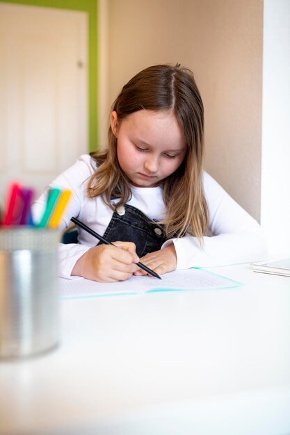 Photo portrait d'une fille assise sur une table