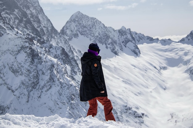 Portrait d'une fille au sommet d'une montagne enneigée