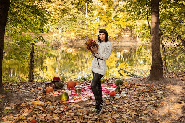 Portrait de fille d'automne avec des feuilles