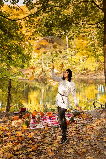 Portrait de fille d'automne avec des feuilles