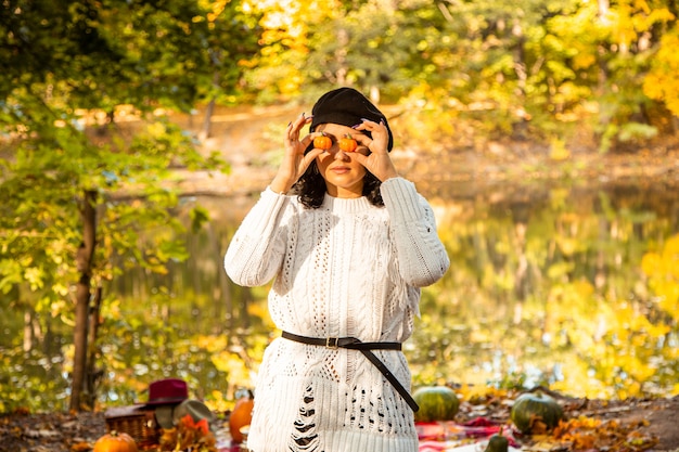 Portrait de fille d'automne avec des feuilles