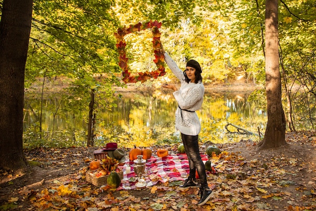 Photo portrait de fille d'automne avec des feuilles