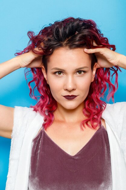 Portrait d'une fille aux cheveux roux au gingembre heureux avec des taches de rouges souriant en regardant la caméra Fond bleu pastel Copier l'espace